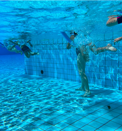 unterwasseraufnahme schwimmbecken